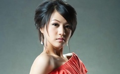 跪在校花脚下叼着女主人的鞋